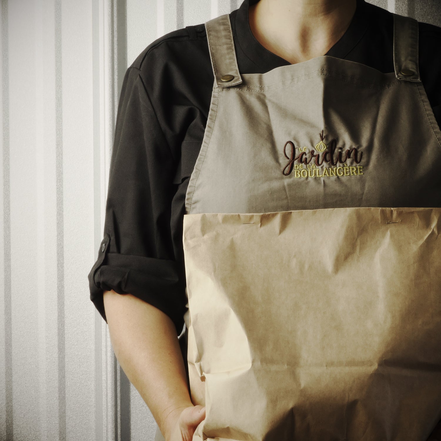 boulangere_tenant_sac_de_commande